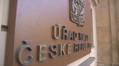 Květiny za statisíce, desítky nových kávovarů. Takto se šetří na Úřadu vlády