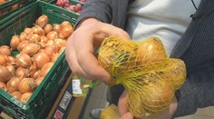Kontrola obchodů v Hradci Králové: Reportér našel zvadlé květiny i zeleninu