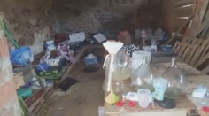 Policie našla na statku drogovou továrnu. Na stopu je přivedla smrt ženy