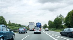 Dá se u nás trestat pomalá jízda? Co říkají pravidla o šnecích na silnicích