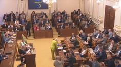 Poslanci projednali zvýšení platů politiků i soudců. Schválili i odklad digitalizace