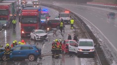 Dálnici D1 uzavřely nehody desítek aut. Zranilo se osm lidí