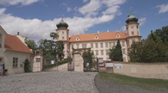 Počasí přeje památkám. Místo na koupaliště lidé jezdí na hrady a zámky