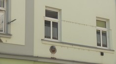 Záhadná smrt muže v Plzni! V okně se nejspíš udusil vlastní vahou