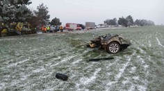 Brutální nehoda, auto se po silném nárazu rozpůlilo. FOTO