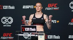 Zklamaná, že soupeřku neukončila. Bledá po výhře v UFC slavila i kulečníkem