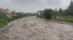 Na milionové škody povodní pojišťovna poslala stovky tisíc. Hyenismus, zuří lidé