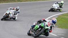 Kousek od tragédie! Při závodě v Hořicích najelo auto mezi motocyklisty