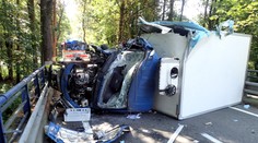 Z náklaďáku vypadalo 30 tun kamení, dva mrtví! Policie řekla více k nehodě
