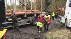 Nehoda kamionu zablokovala silnici na Karlovarsku. Vyproštění trvalo pět hodin