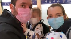 Češce na letišti v Číně naměřili teplotu, manžel tam musel zůstat