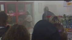 Bezdomovec zdemoloval supermarket. Před příjezdem policie se stačil oholit. Podívejte se
