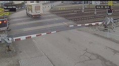 Řidič ignoroval světla na přejezdu, málem ho smetl rychlík! VIDEO