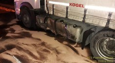 Kamion se na Tachovsku srazil s autem, hasiči zastavili unikající naftu