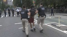 Influencer  rozdávat na akci herní konzole. Newyorští policisté zadrželi desítky lidí