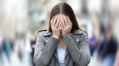 Bolest na hrudi, těžké dýchání. Odborník řekl, jak zvládnout panickou ataku