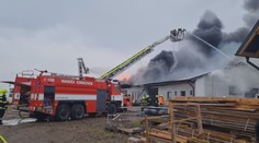 K požáru pneuservisu vyjely desítky hasičů. Škody jdou do milionů korun
