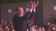 Margita se konečně odvážil do divadla. I Hanka seděla v hledišti, vzkázal