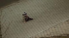 Co si o tom myslíte? Dala mu na zadek, nechala ho na chodníku a odešla! Proč? VIDEO