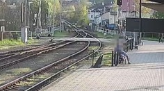 Rvačka na vlakovém nádraží v Náchodě. Muži hrozí tři roky za mřížemi