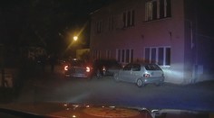 Muž prchal před policií s ženou a dítětem v autě. Pak utekl na střechu domu