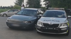 Při kontrole začalo ujíždět jiné auto! Policisté ho zastavili speciálním manévrem