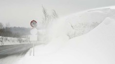 Závěje, sněhové jazyky i silný vítr. Meteorologové upravili výstrahu