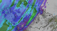 Žene se studená fronta, hrozí bouřky. Mapa ukazuje, kde bude pršet nejvíc
