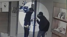 Gang cizinců vyloupil luxusní klenotnictví. Hrozí jim až 12 let vězení