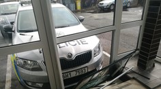 Muž si to rozdal s policejním autem na nože! Zběsile ho bodal