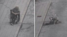Vozíčkář přebral a padal z vozíku. Lidem vulgárně nadával. VIDEO