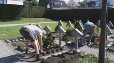 Jídla je málo, ráda ho vypěstuji na svém strýčkovi, hájí žena hřbitovní zeleninu