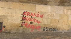 Karlův most opět hyzdí graffiti, viník unikl kamerám