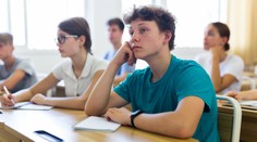Oborů je na středních moc a gymnázia nejsou pro chudé děti, zjistili analytici