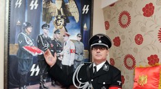 Zbláznil se? Muž běžně chodí v nacistické uniformě a zbožňuje Hitlera