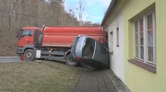 Náklaďák uvolněný z odtahovky skončil v domě. Řidiči může hrozit až pět let