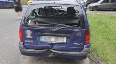 Řidič naboural dvě auta a ujel. Nehodu chtěl svést na neznámého zloděje
