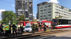Srážka auta s tramvají zablokovala dopravu! Řidiče museli vyprostit