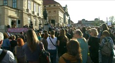 Lidé zaplnili Hradčanské náměstí na protest Zemanovi a Babišovi 