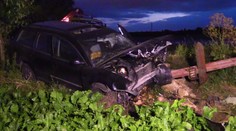 Auto vyletělo ze silnice, nabouralo Boží muka, řidič na místě zemřel