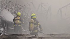 Vyšetřování požáru továrny na plasty pokračuje. Hasiči objevili další čtyři ohniska