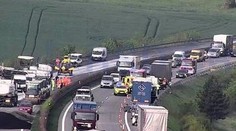 Nehoda na D11: Auta couvala uličkou pro záchranáře, když projížděla sanitka