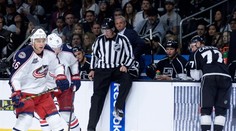 Chvíle hrůzy v NHL. Hokejistu sejmul rozhodčí, museli ho ovézt