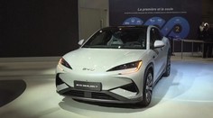 Macron zahájil pařížský autosalon. Vládnou mu vozy na elektrický pohon