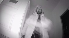 Zloději na Žižkově vykradli byt za tři minuty! Poznáváte je? VIDEO