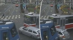 Řidič v Brně vjel mezi tramvaje, hasiči ho museli vyprošťovat