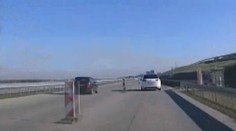 Auto dvakrát nebezpečně předjíždělo v zúžení, vše natočila kamera!
