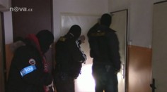 Takhle se policie dobývá k lumpům. Tři kopy a už to lítá