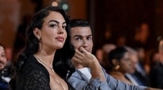 Ronaldova Georgina zase dráždila. Spoře oděná vynesla kabelku za miliony