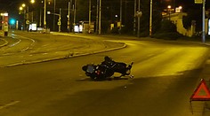 Skútrař vjel do cesty autu. Kromě krve kaskadéra mu v žilách koloval alkohol
